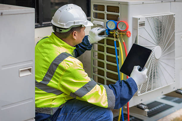 Professional Hvac technician working in Davenport, IA
